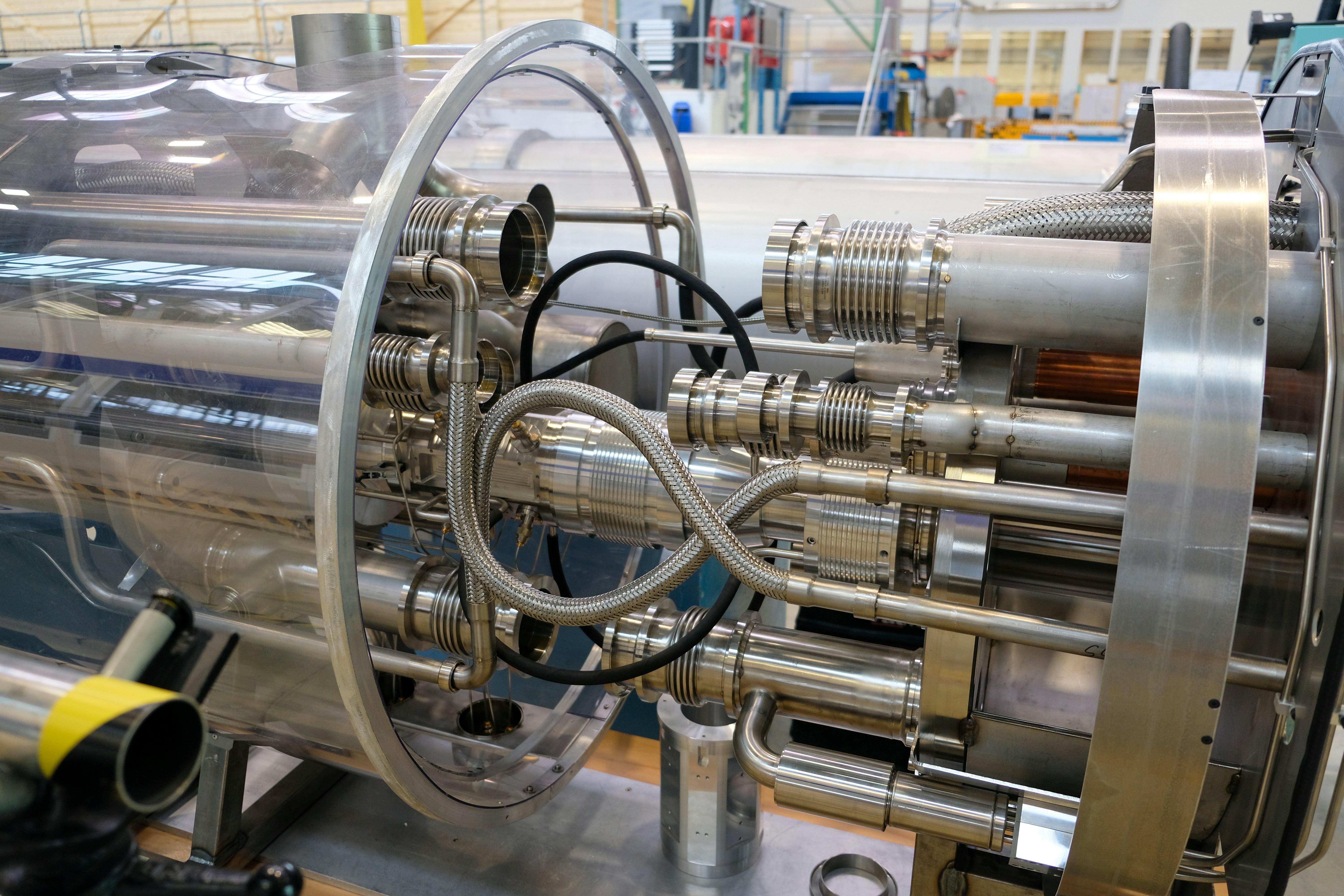 Cryogenic quantum computing interconnect assembly